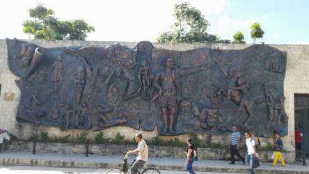 A mural depicting the history of Cuba